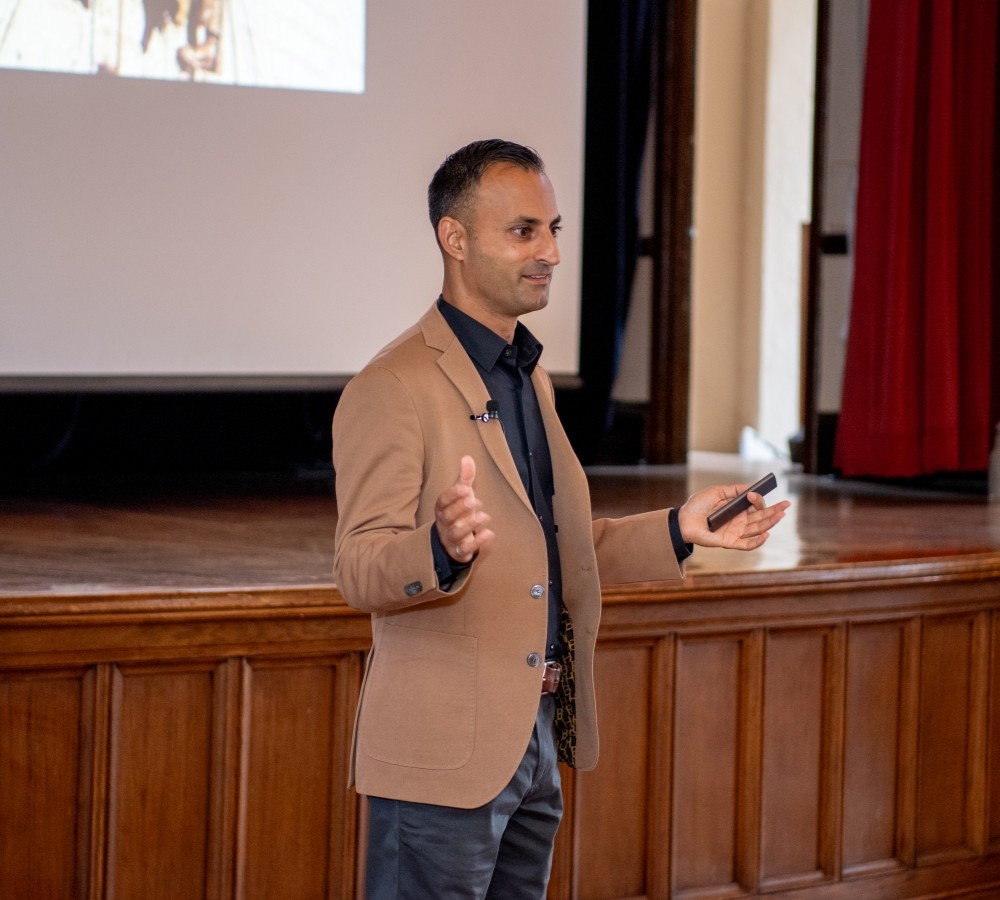 Maj (Ret) Janjua giving a presentation about his 2024 flight into space.
